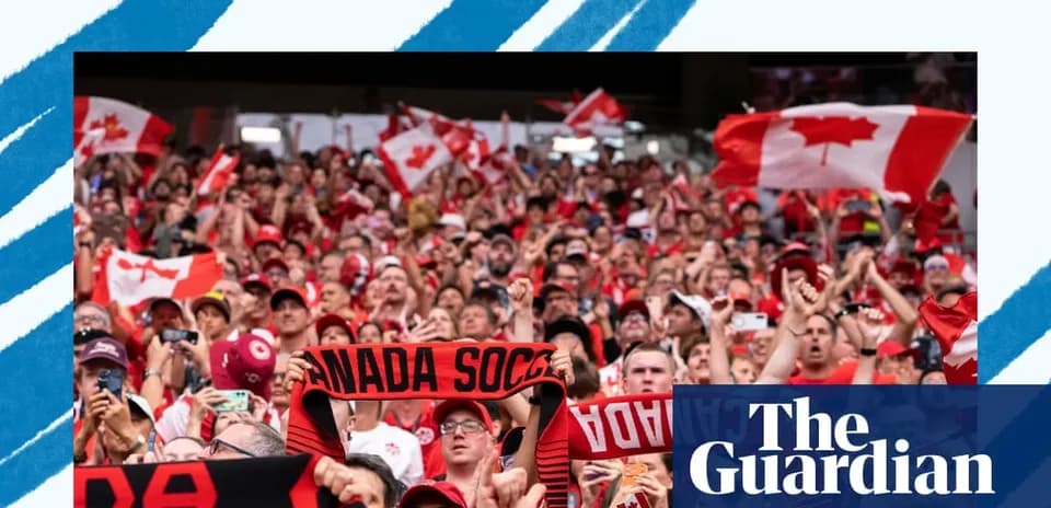 Aficionados animando con banderas canadienses en el estadio