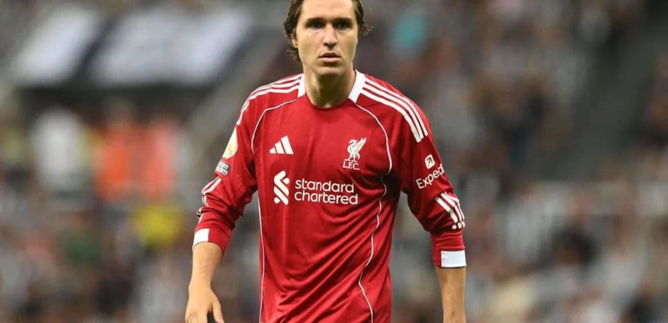 Jugador de Liverpool en uniforme rojo durante el partido