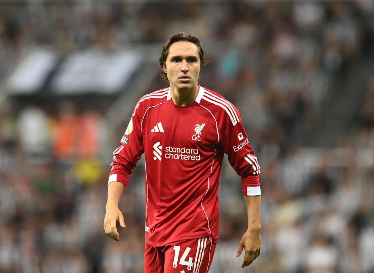 Jugador de Liverpool en uniforme rojo durante el partido