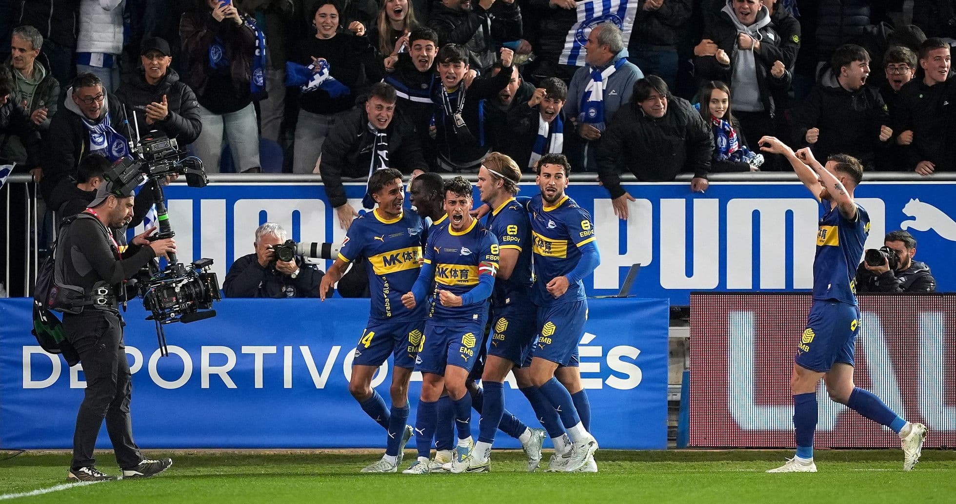Jugadores del Alavés celebrando un gol