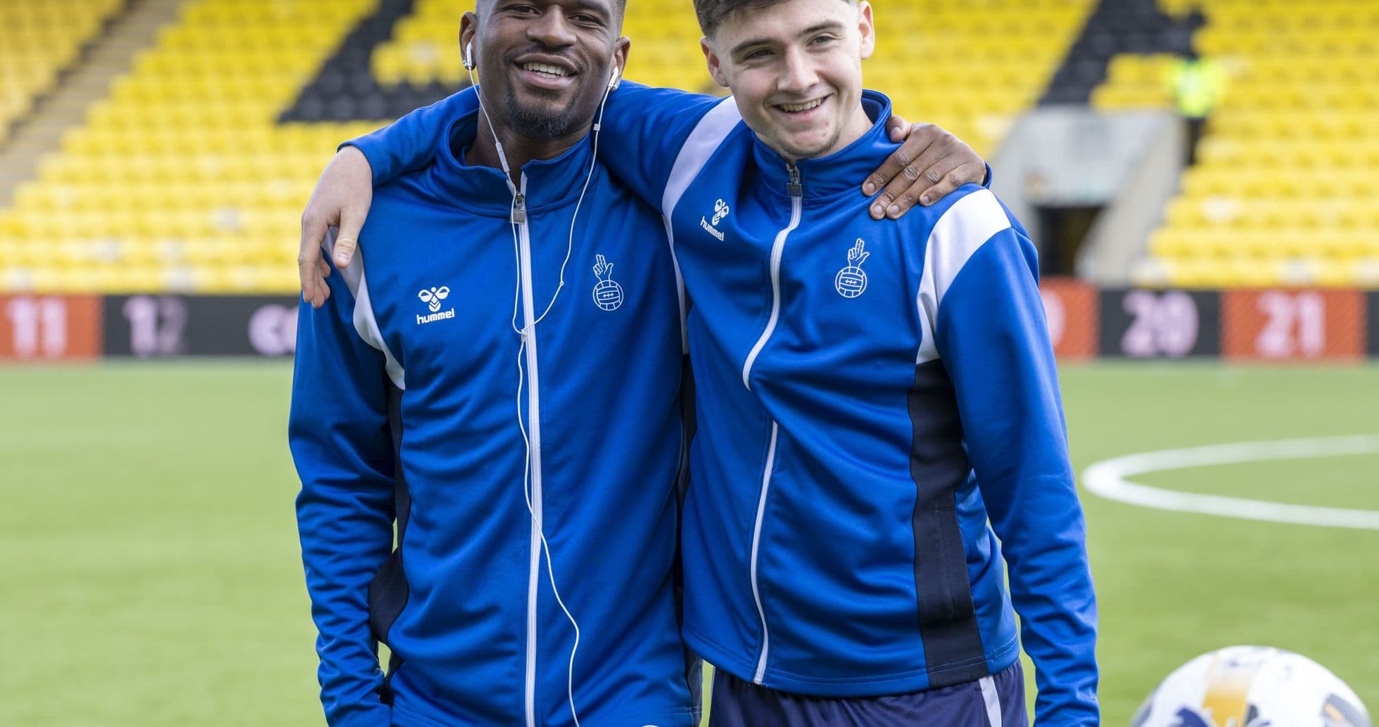 Dos jugadores posando juntos en el campo