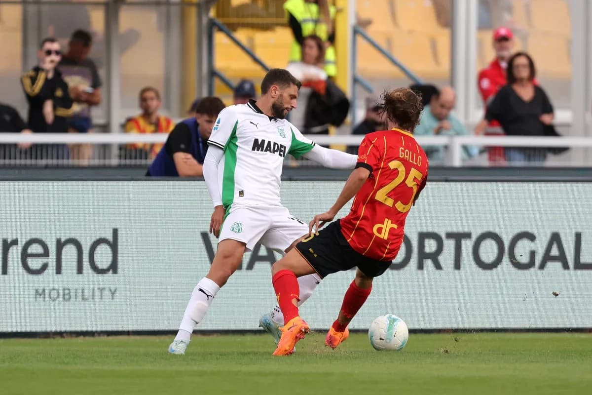 Jugador de Sassuolo enfrentándose a Lecce
