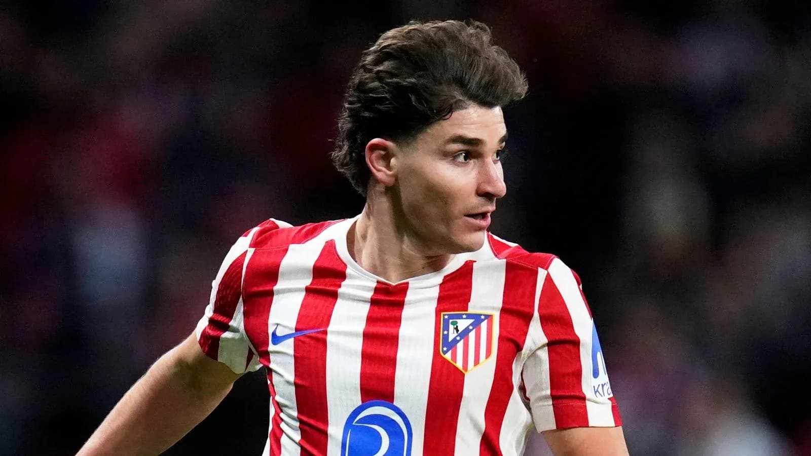 Jugador de Atlético de Madrid corriendo durante el partido