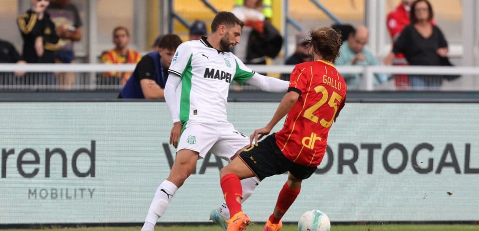 Jugador de Sassuolo desafiando a un oponente de Lecce