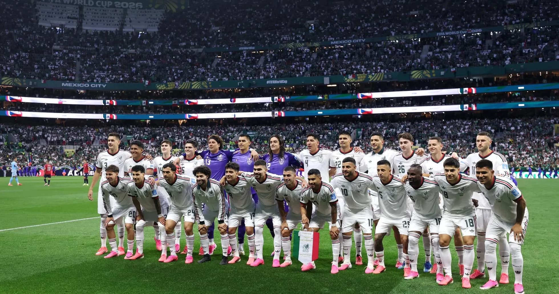 Jugadores de México posando antes del partido