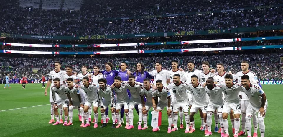 Jugadores de México posando antes del partido