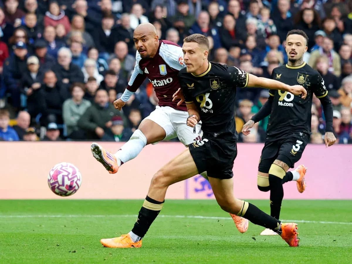 Jugador de Aston Villa disparando a puerta