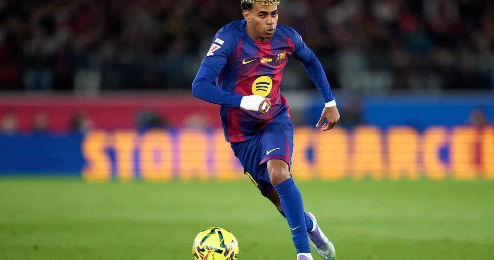 Jugador de Barcelona corriendo con el balón