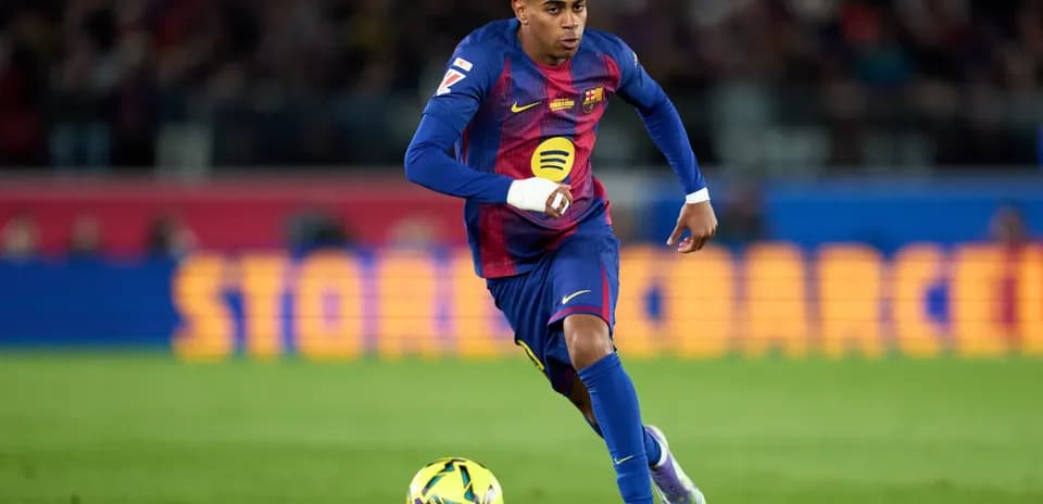 Jugador de Barcelona corriendo con el balón