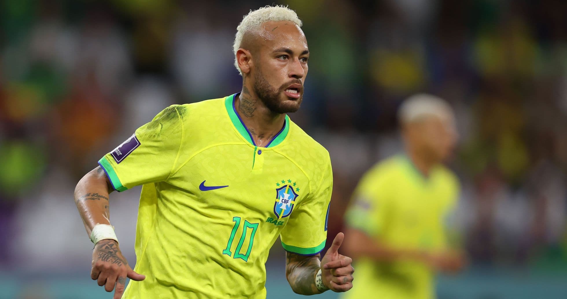 Neymar corriendo durante un partido con Brasil