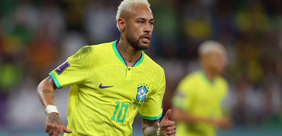 Neymar corriendo durante un partido con Brasil
