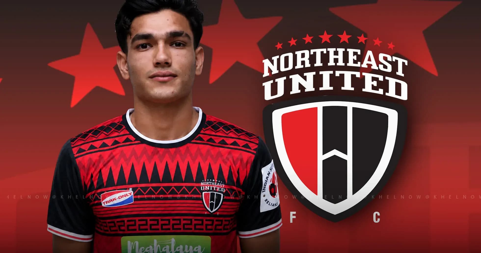 Jugador de Northeast United con uniforme rojo y negro