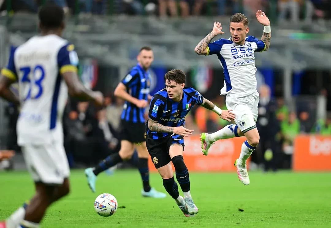 Jugador de Inter driblando a jugador de Hellas Verona