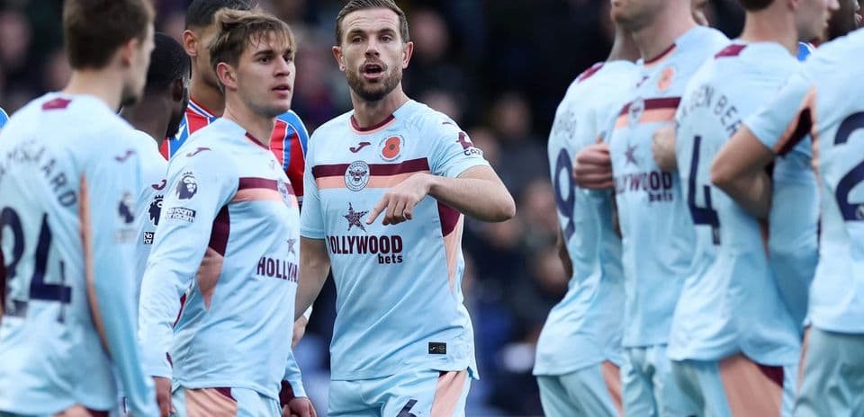 Jugadores de Brentford en partido contra Crystal Palace