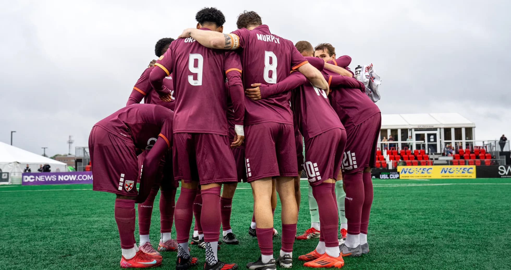 Jugadores de Loudoun United en reunión previa al partido