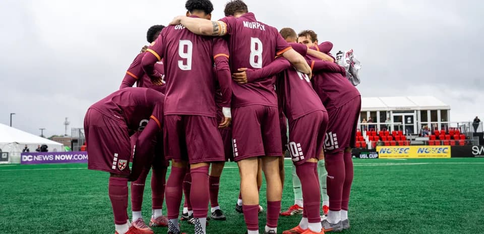 Jugadores de Loudoun United en reunión previa al partido