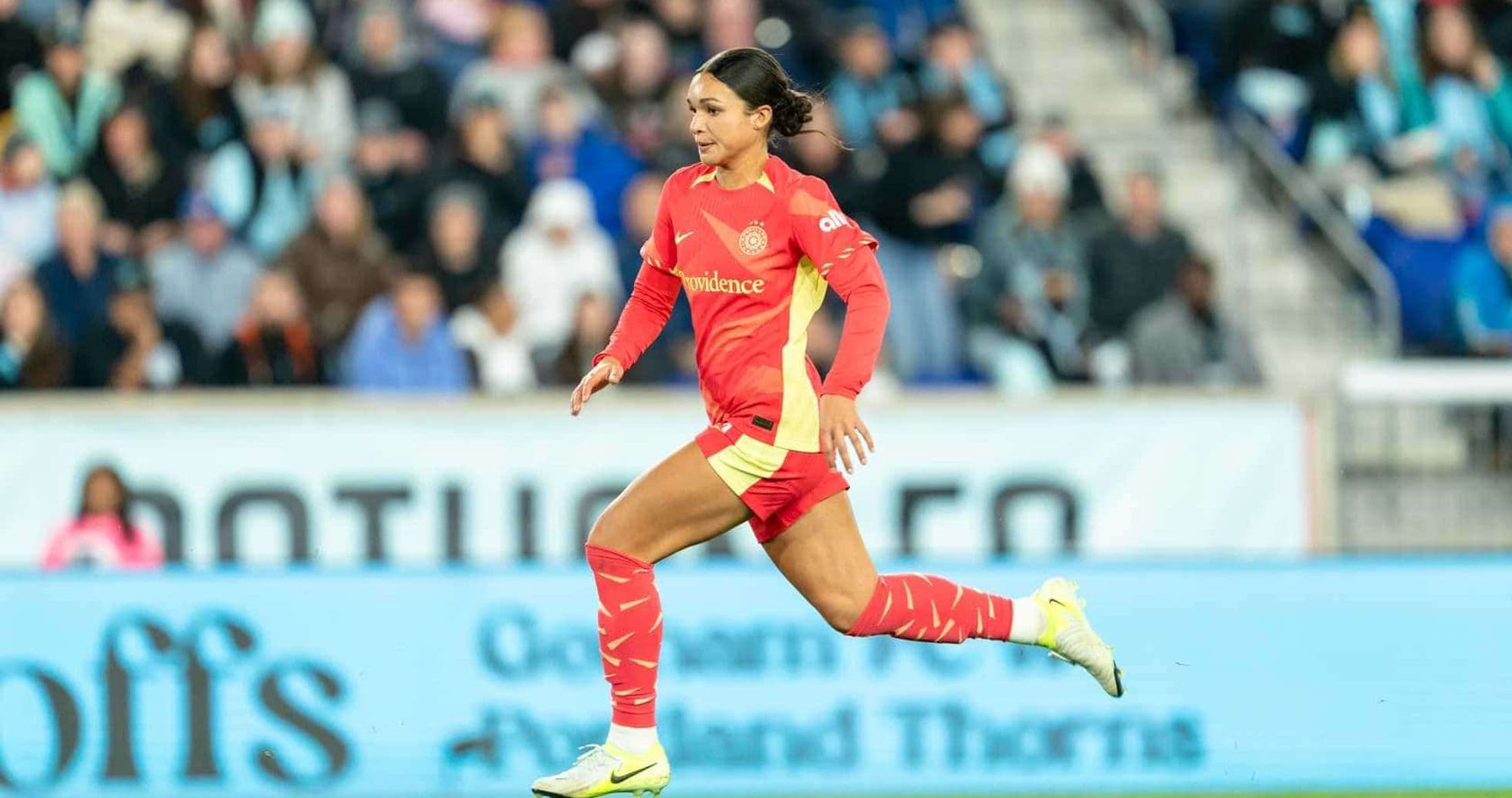 Jugadora del Portland Thorns corriendo en el campo