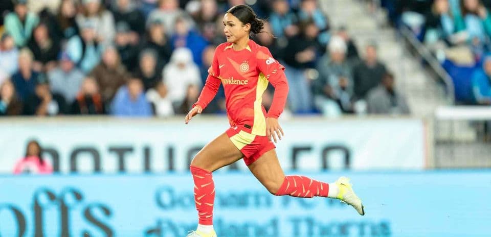 Jugadora del Portland Thorns corriendo en el campo