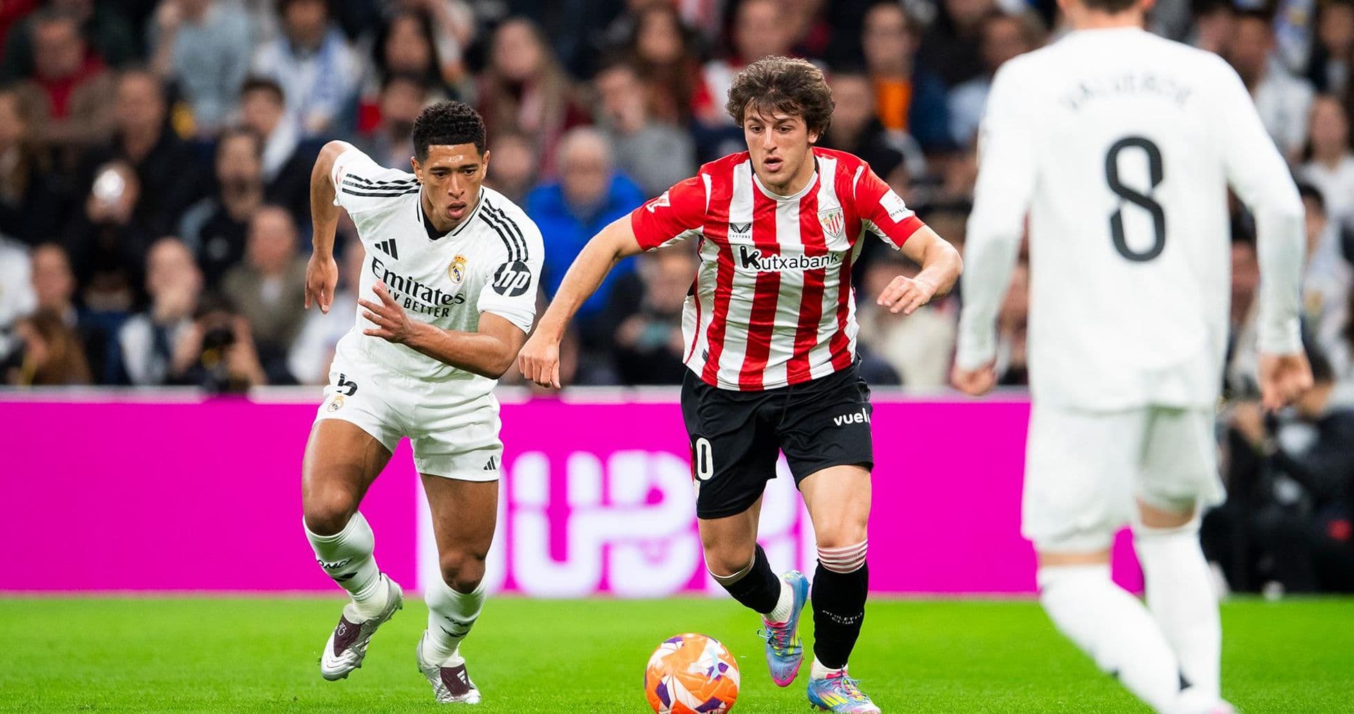 Jugador de Athletic Club avanza con el balón