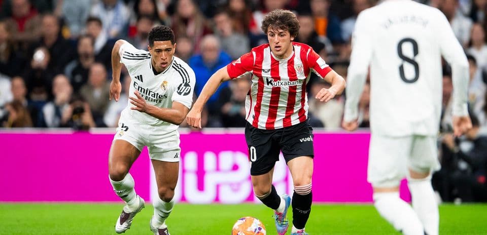 Jugador de Athletic Club avanza con el balón