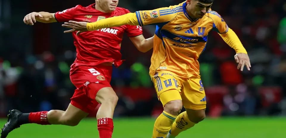 Jugadores de Toluca y Tigres luchando por el balón