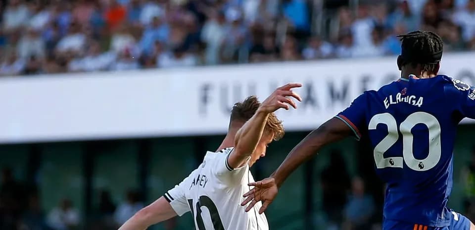 Jugadores compitiendo por el balón en el partido