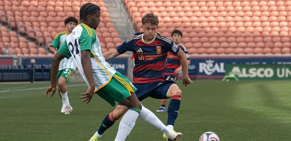 Jugador de Real Monarchs desafía a jugador de Portland Timbers II