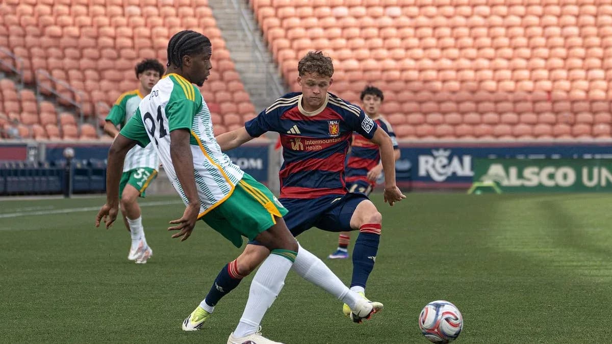 Jugador de Real Monarchs desafía a jugador de Portland Timbers II