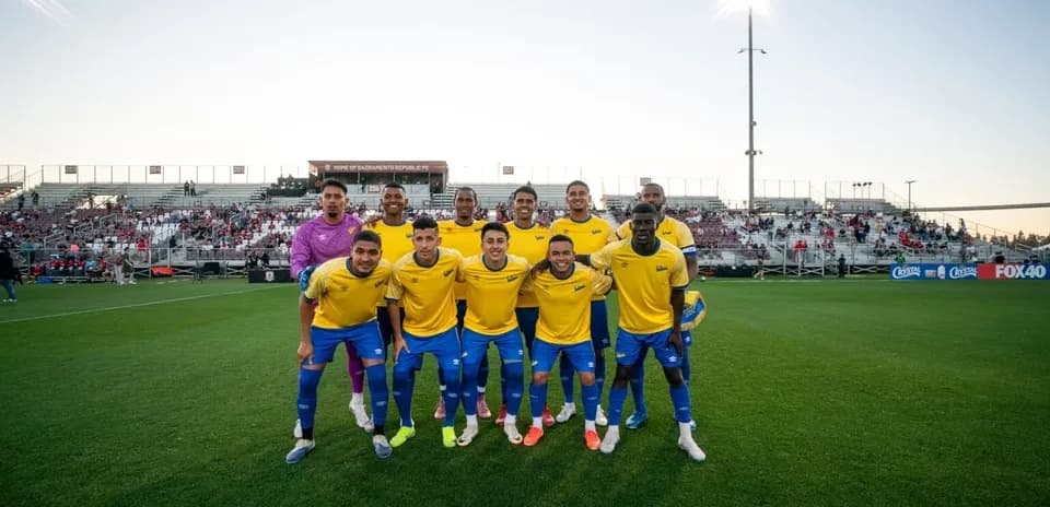 Equipo de Sacramento Republic en el campo