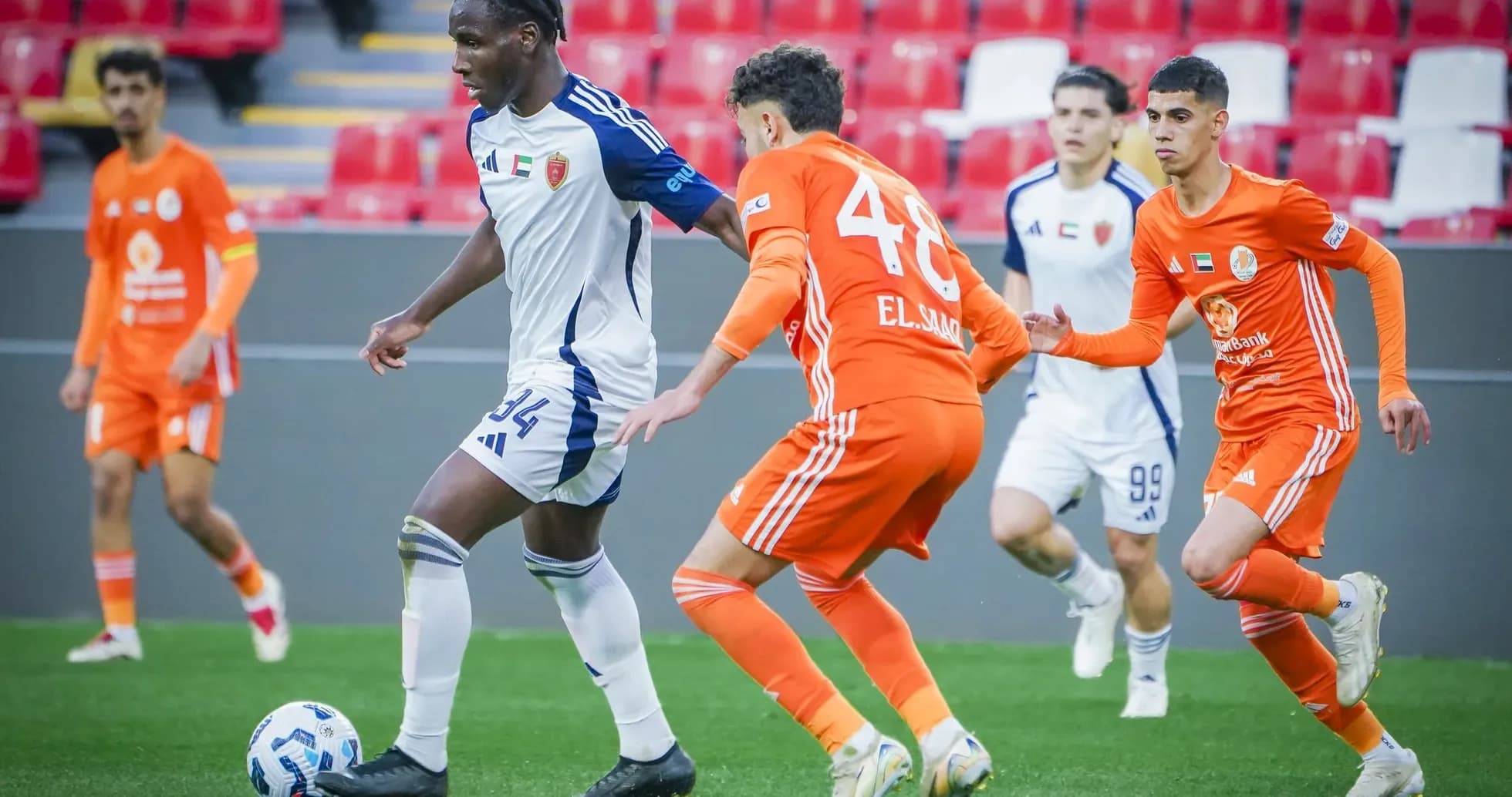 Jugador driblando durante el partido de fútbol