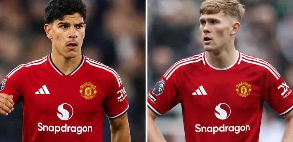 Jugadores de Manchester United en uniforme rojo
