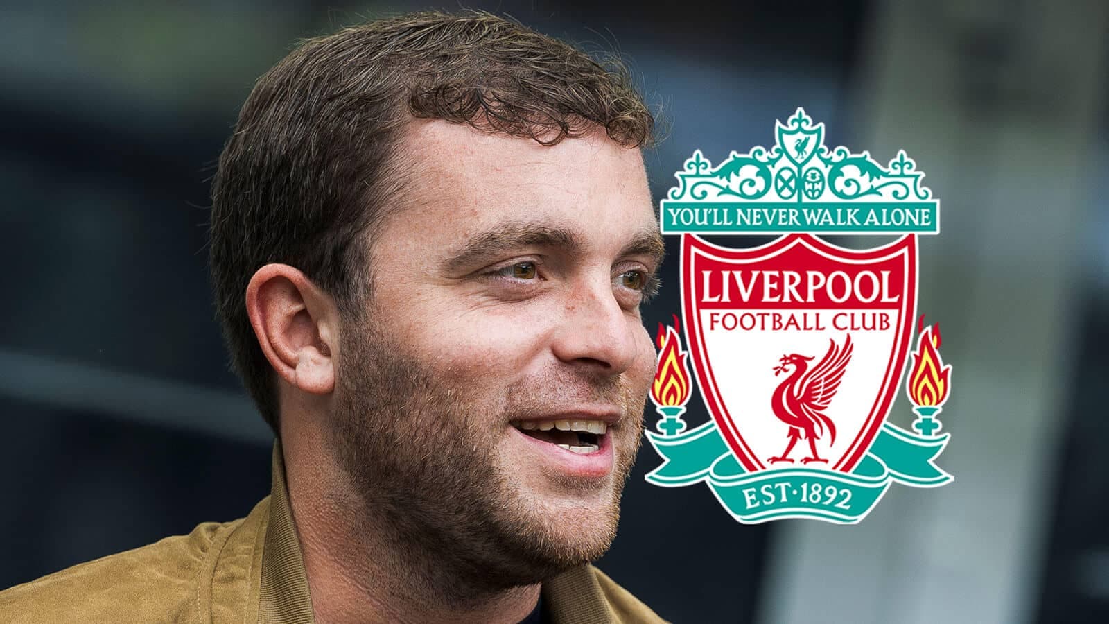 Hombre sonriendo con logo del Liverpool FC de fondo