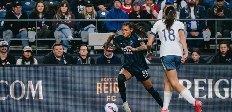 Jugadora de Seattle Reign FC en acción