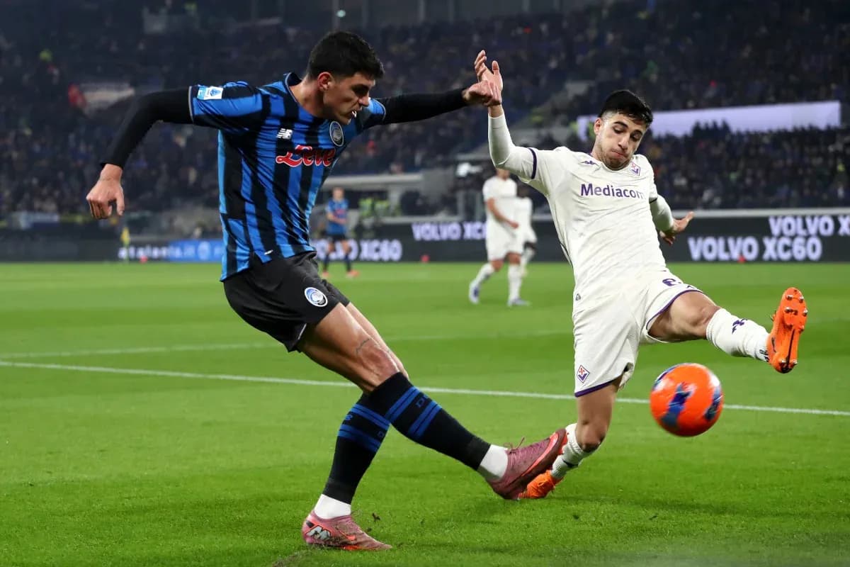 Jugador de Atalanta compitiendo con jugador de Fiorentina