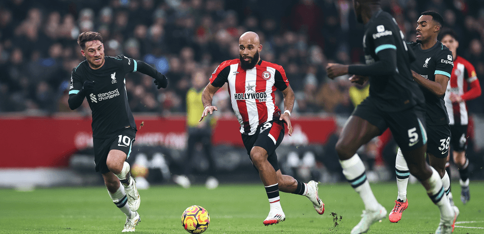 Jugador de Brentford esquivando a jugadores de Liverpool