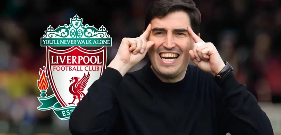 Entrenador celebrando con logo de Liverpool de fondo