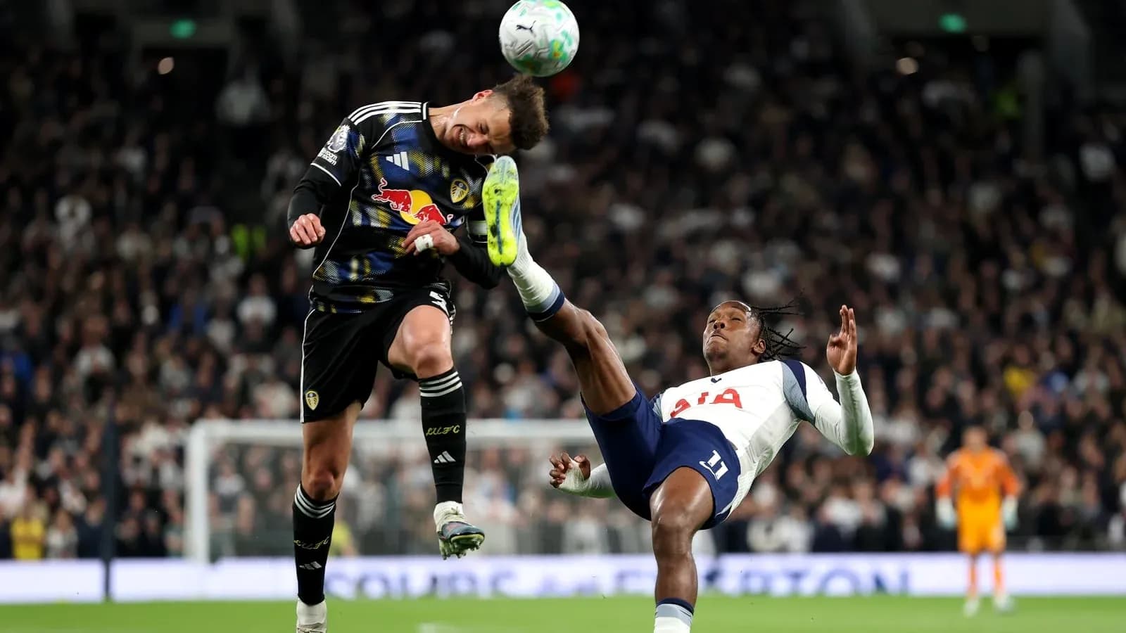 Portero de Leeds United despejando el balón en partido