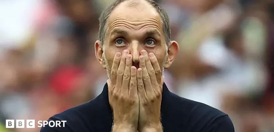 Entrenador con manos en la cara durante partido