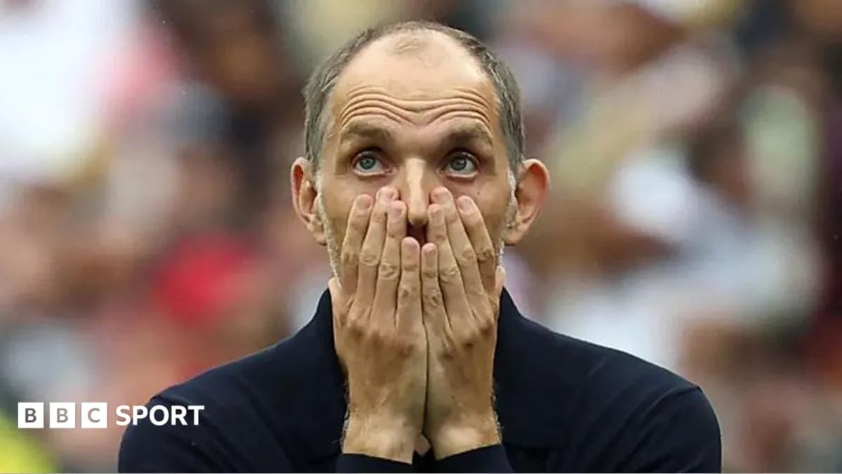 Entrenador con manos en la cara durante partido