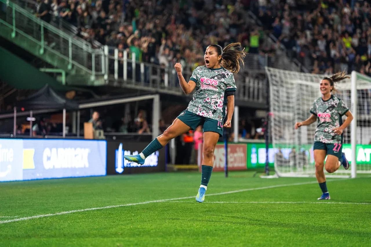 Jugadora celebra un gol durante el partido