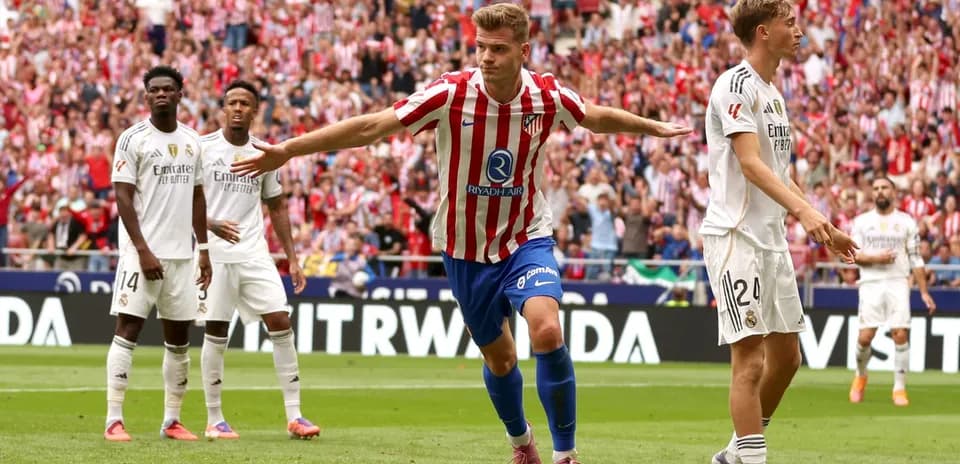Jugador de Atlético celebrando gol contra Real Madrid