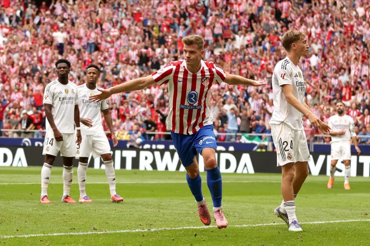 Jugador de Atlético celebrando gol contra Real Madrid