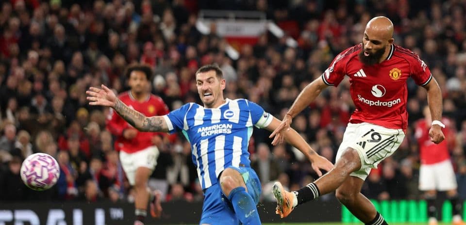 Jugador de Brighton cae mientras otro de Manchester United dispara