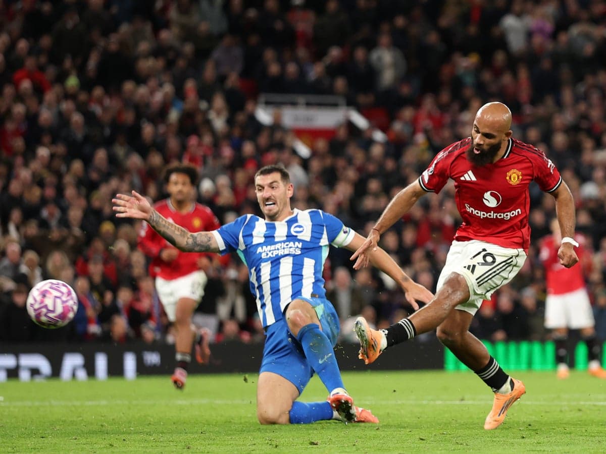 Jugador de Brighton cae mientras otro de Manchester United dispara