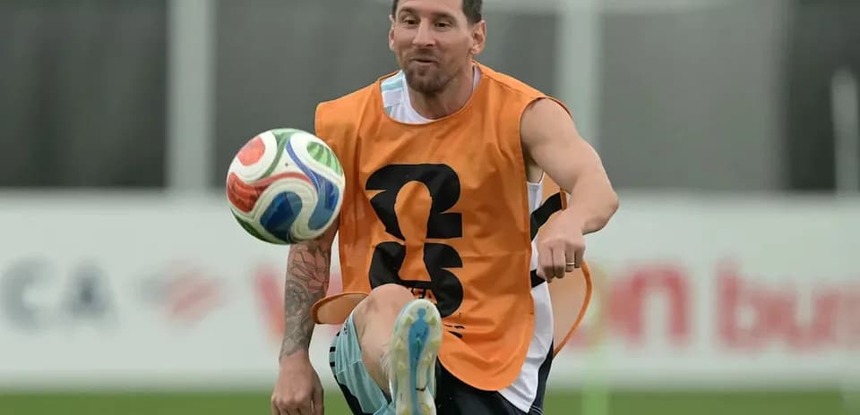 Jugador practicando con balón en entrenamiento