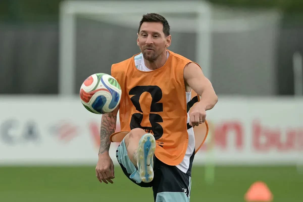 Jugador practicando con balón en entrenamiento