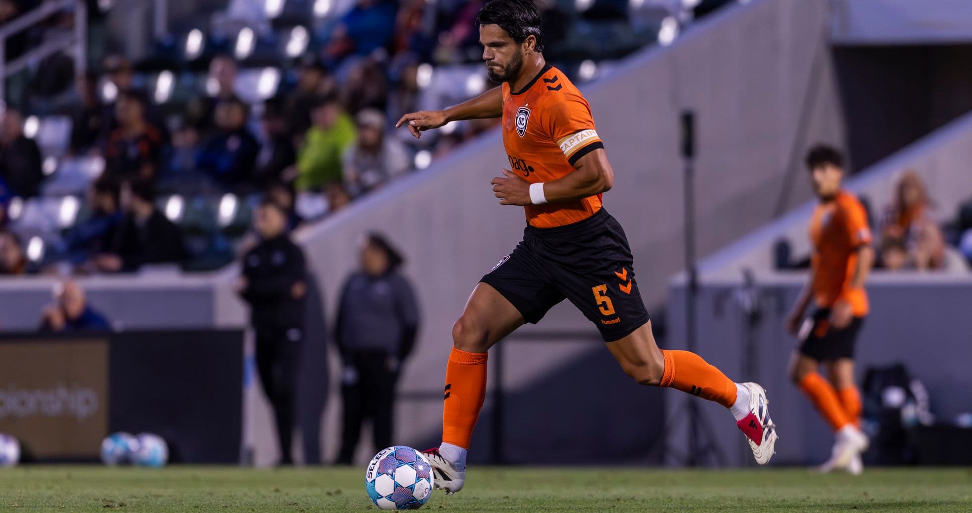 Jugador corriendo con el balón durante el partido
