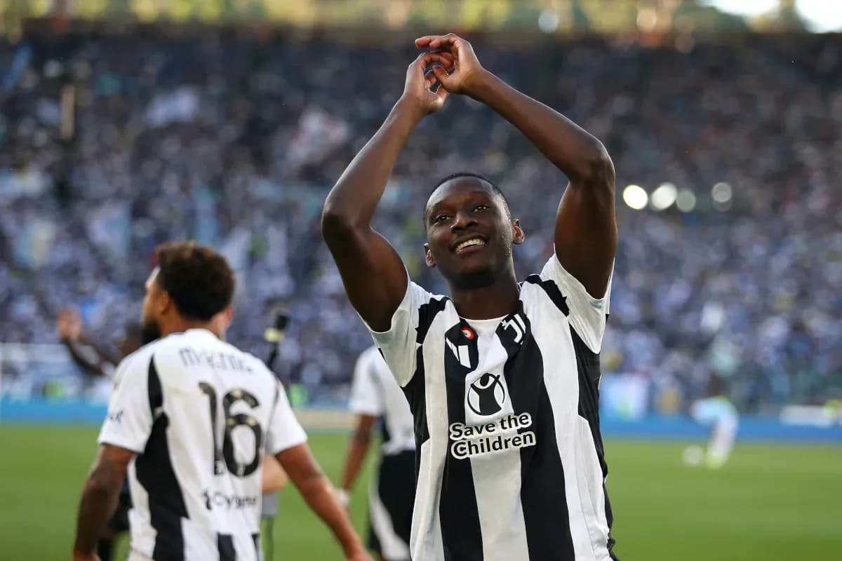 Jugador celebrando con aficionados en el estadio