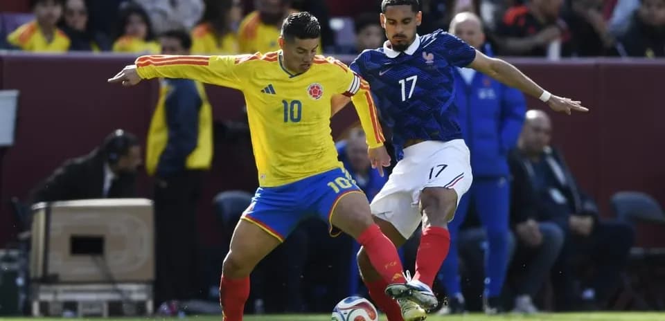 Jugador de Colombia y Francia disputando el balón
