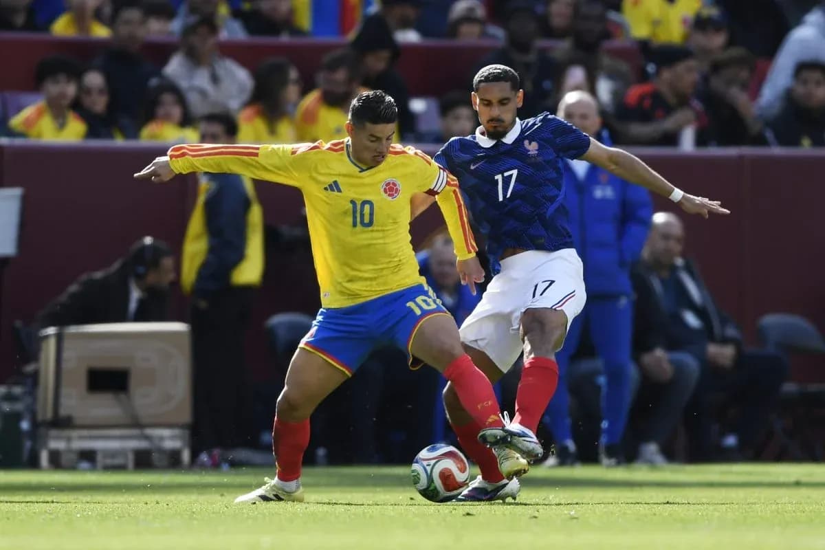Jugador de Colombia y Francia disputando el balón